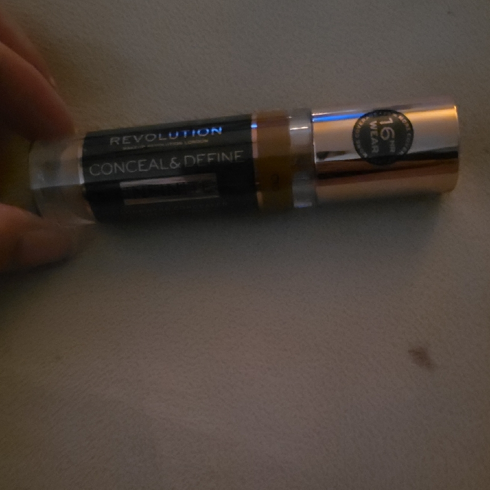 Revolution Conceal & Define Concealer - Gold and Black